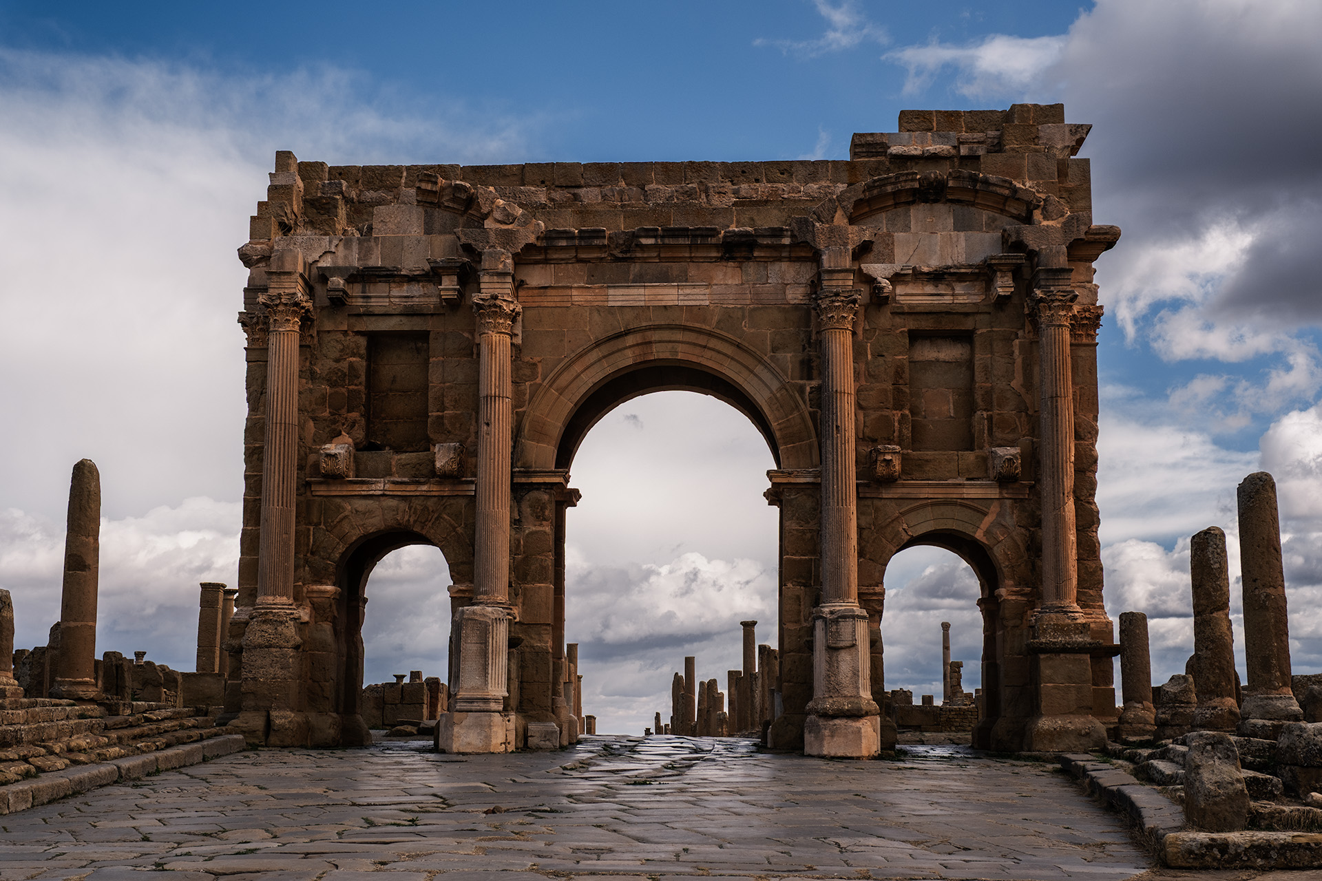 The ancient Roman city of Timgad in Algeria reveals a silent grid of stone streets and columns, echoing life from over 2,000 years ago